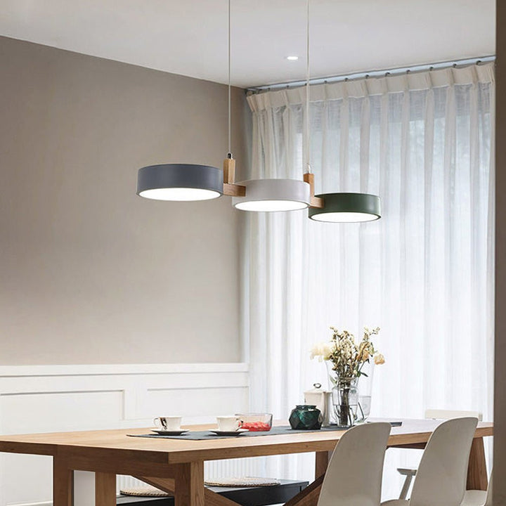 Minimalistische skandinavische LED-Lampe, Pendelleuchte aus Holz & Metall, für moderne Innenbeleuchtung.