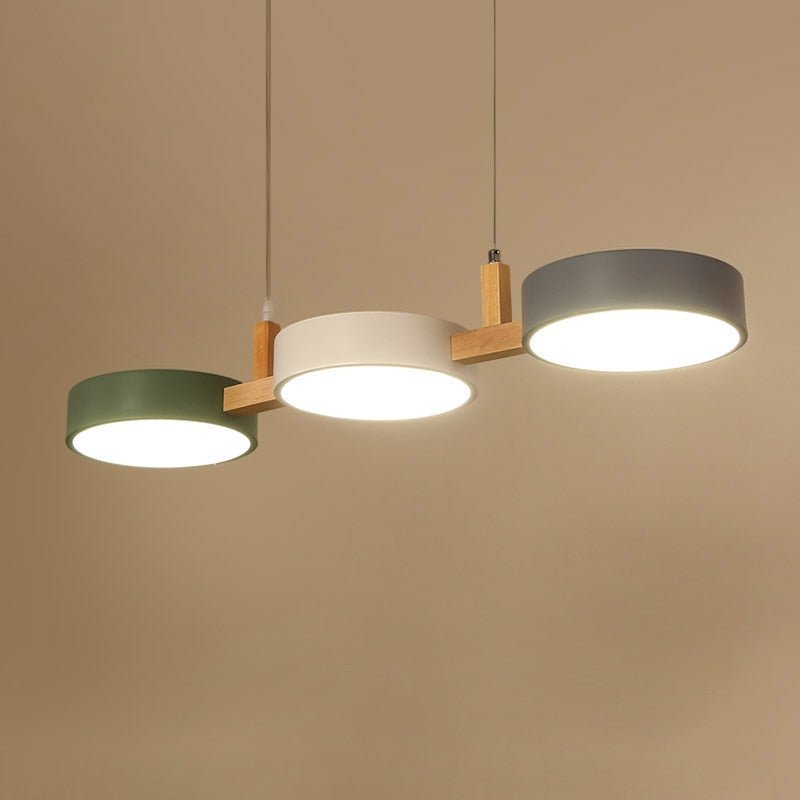 Design-Pendelleuchte skandinavisch, mit integrierter LED, Holz & Metall, schafft warmes Licht im Raum.