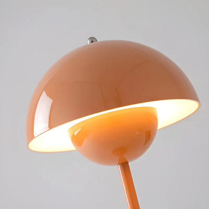 Skandinavische Touchlampe: kabellose LED-Tischleuchte für ein warmes Ambiente.