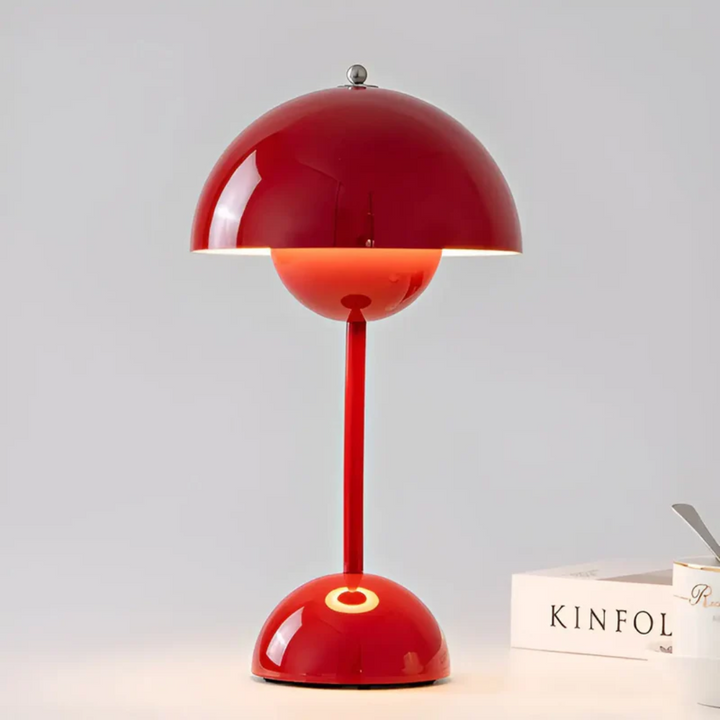 Design-Nachttischlampe, kabellos und dimmbar, mit skandinavischem Flair.