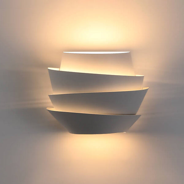 Skandinavische NordGlow Wandleuchte mit 2 Lichtpunkten, modern & elegant aus Eisen.