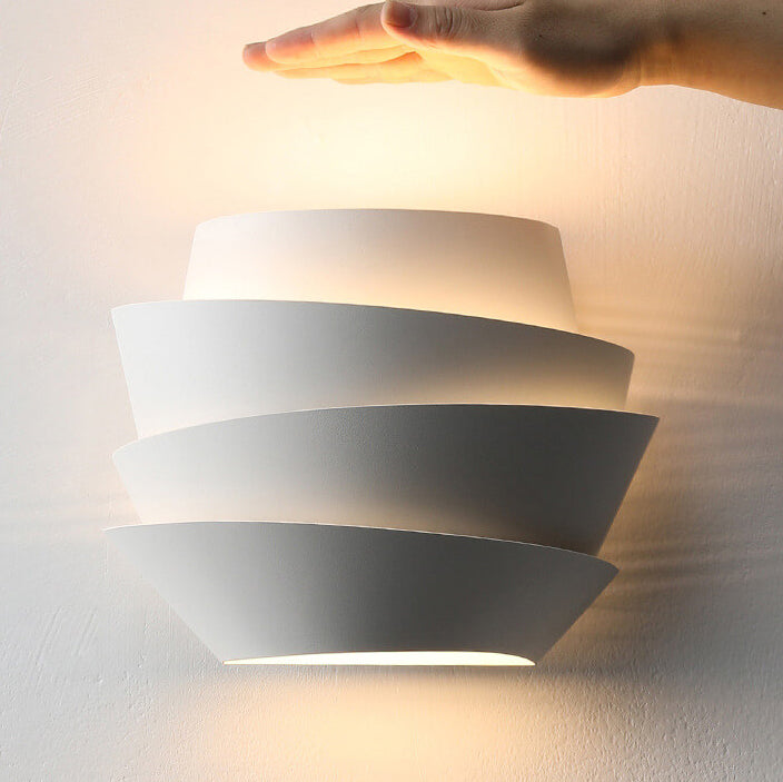 Elegante Wandleuchte für Schlafzimmer, skandinavisch, mit doppeltem Lichtpunkt.