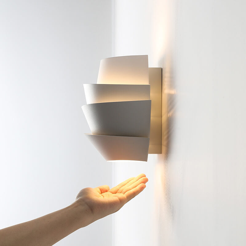 NordGlow Wandlampe: Skandinavisches Design, 2 Lichtpunkte, ideal für den Flur.