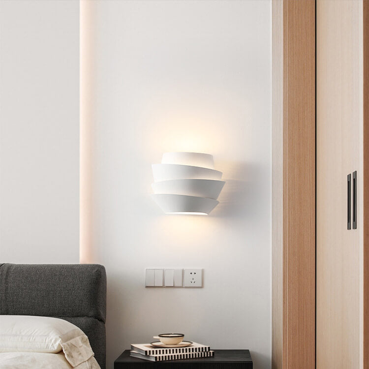 Modern-skandinavische Wandleuchte mit 2 Lichtpunkten, gefertigt aus Eisen.