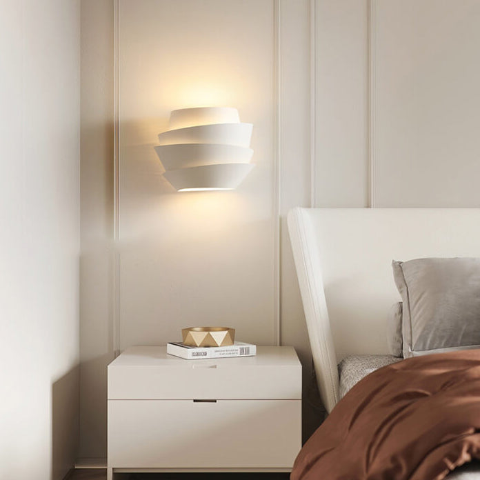 Zeitlose NordGlow Wandleuchte im skandinavischen Stil, mit zwei Lichtquellen.