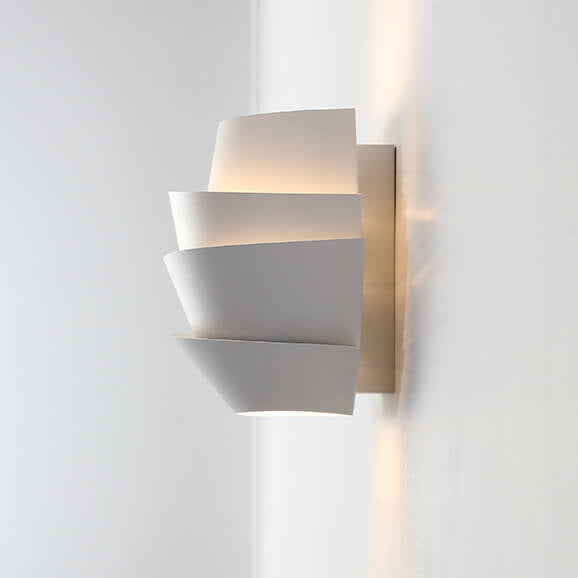 Moderne minimalistische Wandleuchte von NordGlow für Schlafzimmer & Flur.