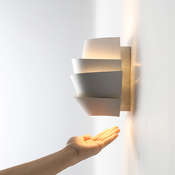 Designleuchte: Skandinavische Innenbeleuchtung mit zwei gerichteten Lichtpunkten.
