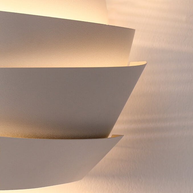 Skandinavische NordGlow Wandleuchte, modern, mit zwei gerichteten Lichtquellen.