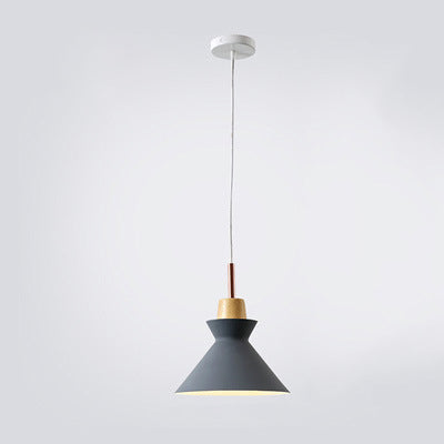 Elegante Küchenlampe AuroraGlow, perfekte moderne Beleuchtung über der Kochinsel.