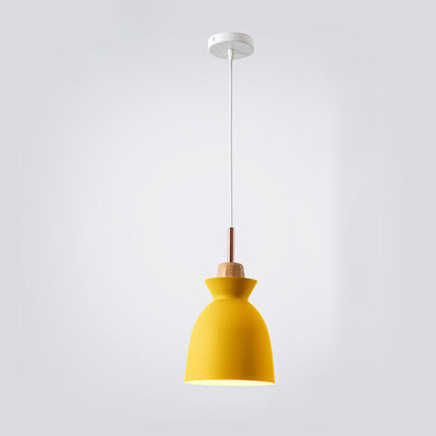 Minimalistische Pendelleuchte AuroraGlow für eine stilvolle und warme Innenbeleuchtung.