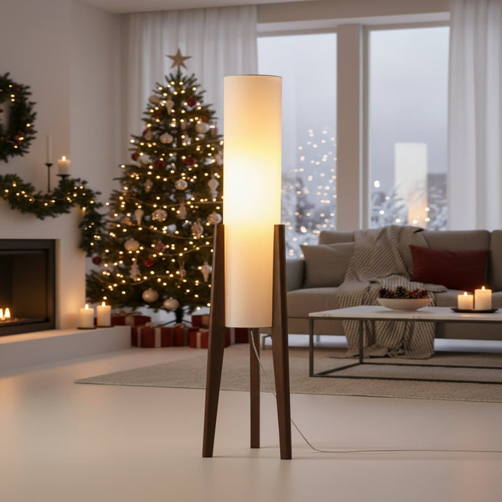 Skandinavische Stehlampe aus Walnussholz mit schlankem Design und dimmbarer LED; ideale Designerlampe.