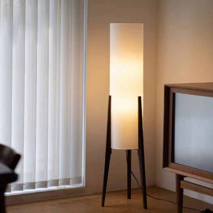 Minimalistische Walnussholz Stehlampe mit integrierter, dimmbarer LED für warme, skandinavische Ambientebeleuchtung.