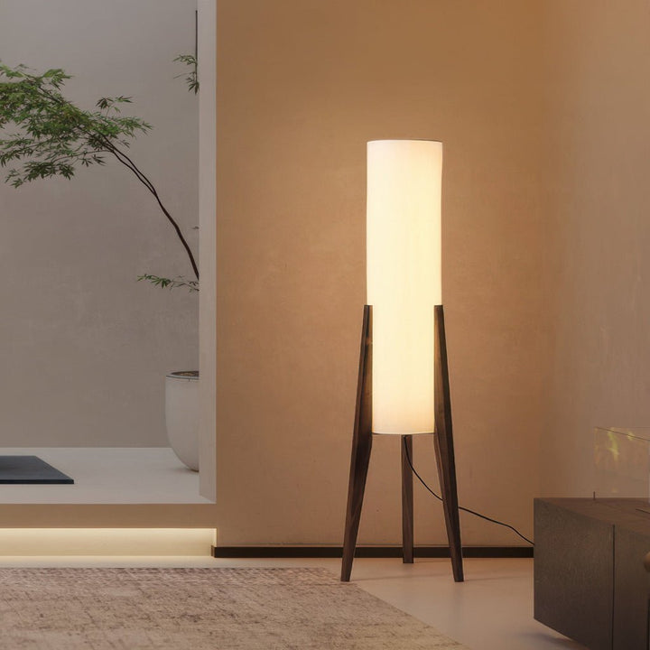 Moderne skandinavische LED-Stehlampe aus Walnussholz. Dimmbare Funktion für flexible Raumgestaltung.