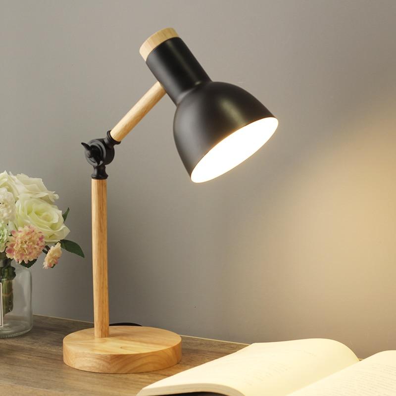 Skandinavische Tischlampe aus Holz & Metall, verstellbar & faltbar. Ideal als moderne Wohnzimmer Deko.