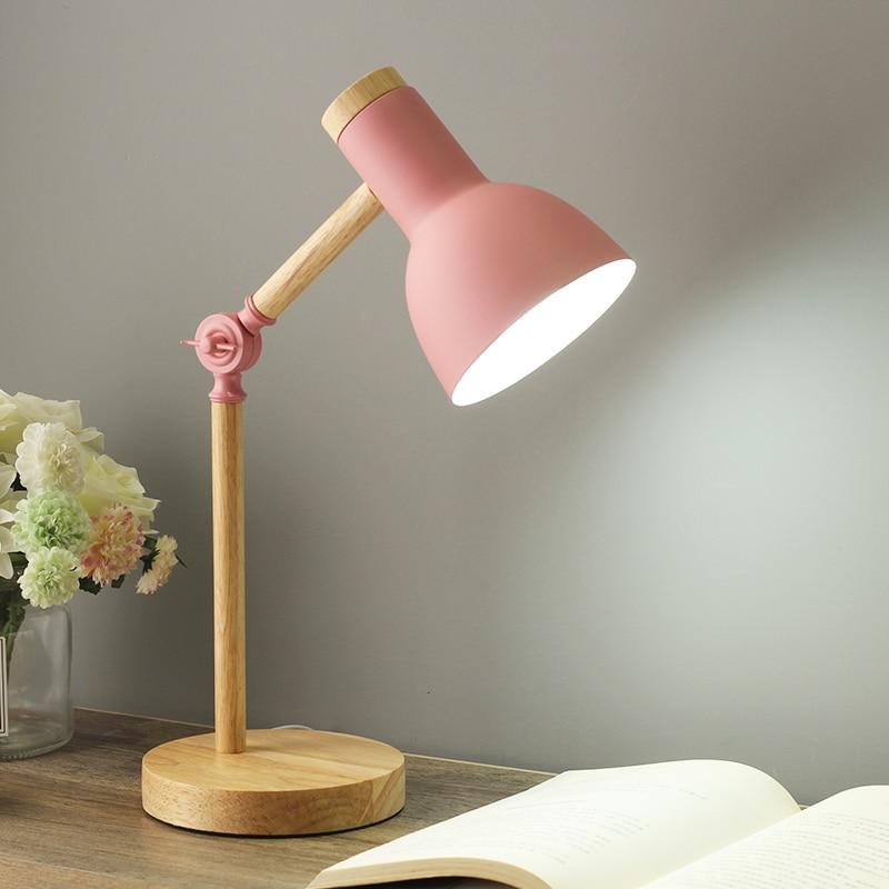 Vielseitige skandinavische Tischlampe: faltbar, verstellbar, Holz & Metall. Perfekt als Lese- oder Nachttischlampe.