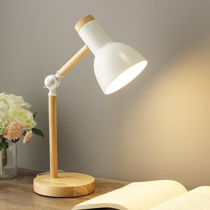 Stilvolle skandinavische Nachttischlampe aus hellem Holz, modern und dekorativ für Wohn- & Schlafzimmer.