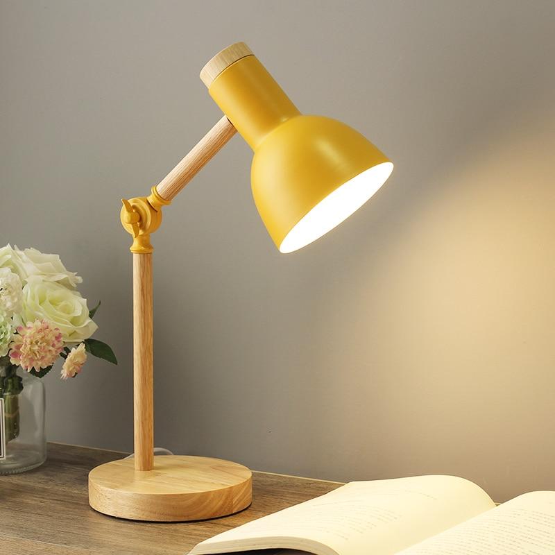 Moderne skandinavische Tischlampe aus Holz, verstellbar, minimalistisch, schafft angenehme Raumatmosphäre.