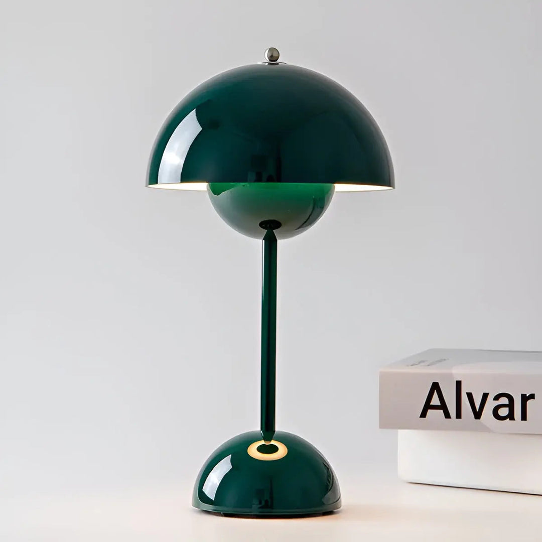 Vielseitige skandinavische Tischleuchte. Minimalistisches Design passt perfekt in Schlafzimmer, Büro & Wohnzimmer.