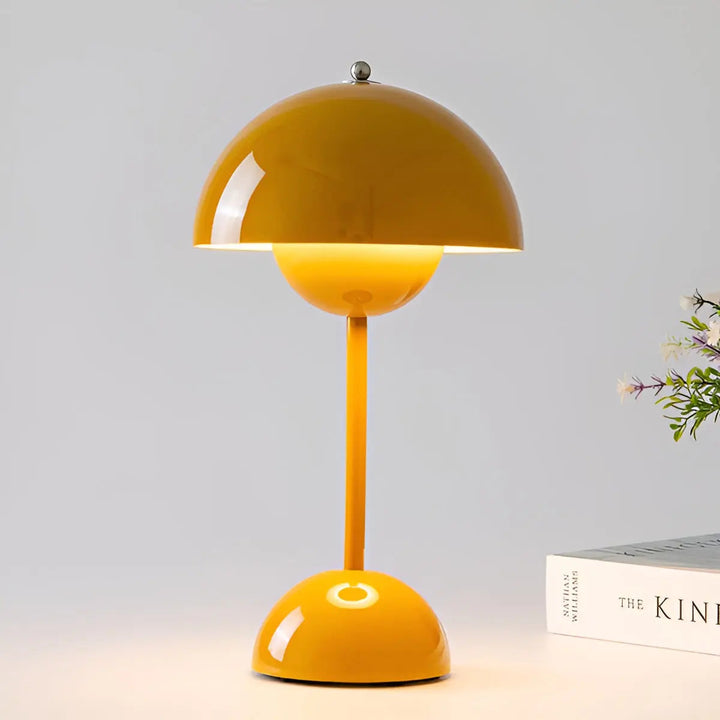 Edle skandinavische Tischlampe, minimalistisch im Design. Schafft warmes Licht für eine einladende Atmosphäre.
