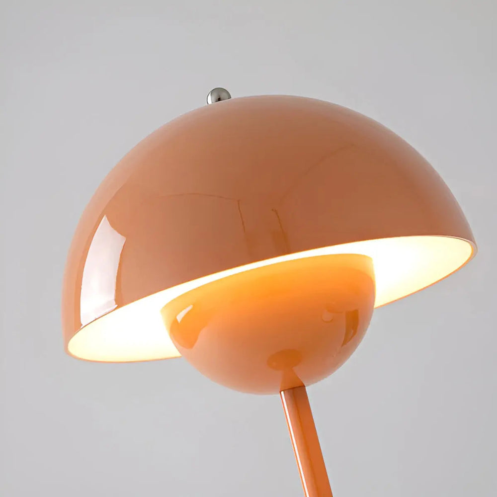 Elegante skandinavische Designlampe, perfekt als Nachttischlampe. Minimalistisches Licht für gemütliche Inneneinrichtung.
