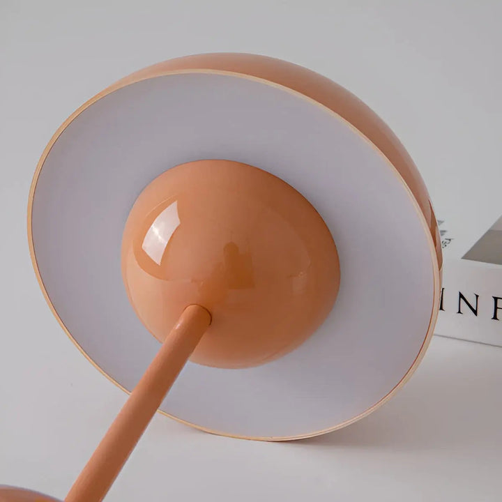 Moderne Tischleuchte im skandinavischen Stil. Zeitloses minimalistisches Design für Arbeits- und Schlafzimmer.