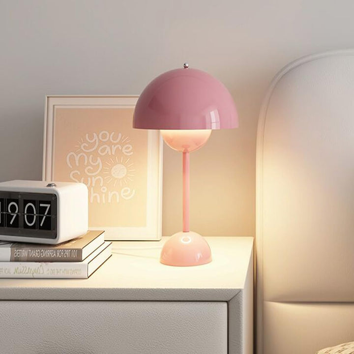 Nachttischlampe im skandinavischen Stil. Minimalistisches Licht für entspanntes Schlafzimmer-Ambiente.