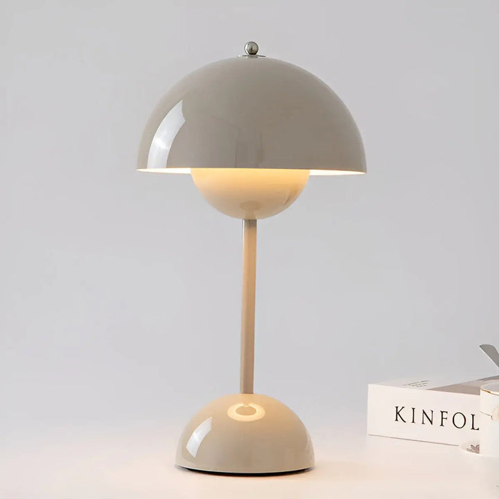 Skandinavische Designlampe mit minimalistischer Form. Perfekte Tischleuchte für modernes Büro oder Wohnzimmer.