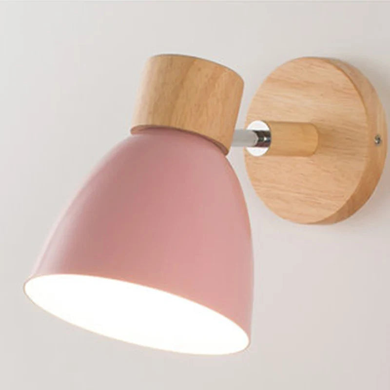 Macaronfarbene skandinavische Wandleuchte, Holz & Metall, schwenkbar. Für moderne Wohnräume.