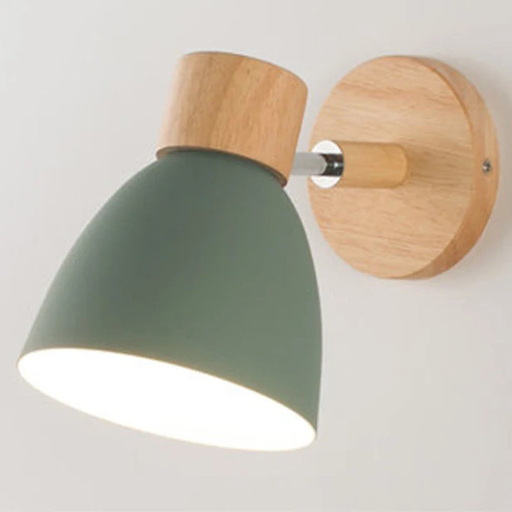 Skandinavische Innenleuchte, Wandmontage, Holz & Metall, schwenkbar. Modernes Design, vielseitig einsetzbar.