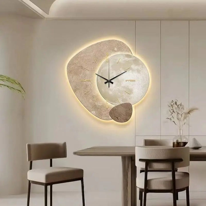 Weiße minimalistische Wanduhr, geräuschlos, skandinavisches Design, für den Flur.