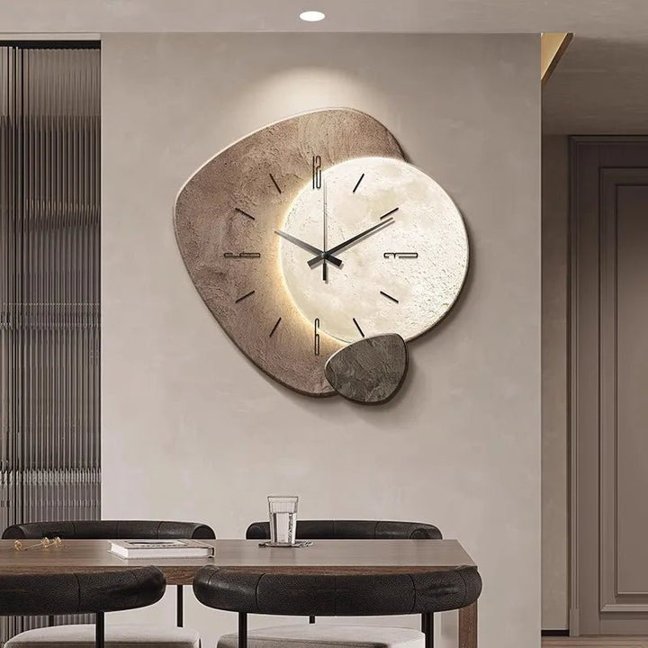 Runde Wanduhr im skandinavischen Design, geräuschlos, natürliche Holzoptik, stilvoll.