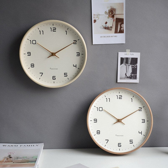 Skandinavische Wanduhr modern für Wohnzimmer. Zeitlose Dekoration mit klaren Linien und stilvollem Design.