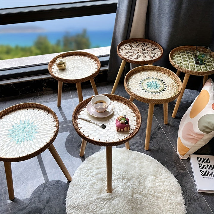 Skandinavischer Rattan-Beistelltisch Elin. Moderner Akzenttisch für stilvolle Wohnzimmer.