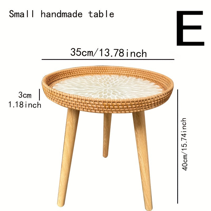 Designmöbel Elin: Skandinavischer Rattantisch als stilvoller Blickfang im Wohnzimmer.