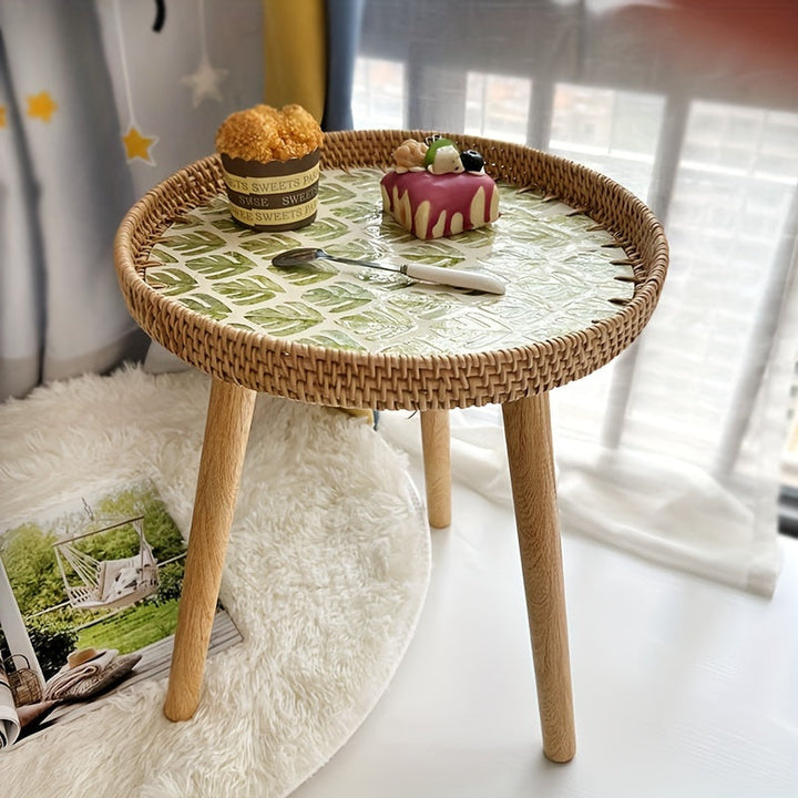 Rattan-Beistelltisch Elin in grüner Einrichtung. Skandinavischer Look für moderne Wohnzimmer.