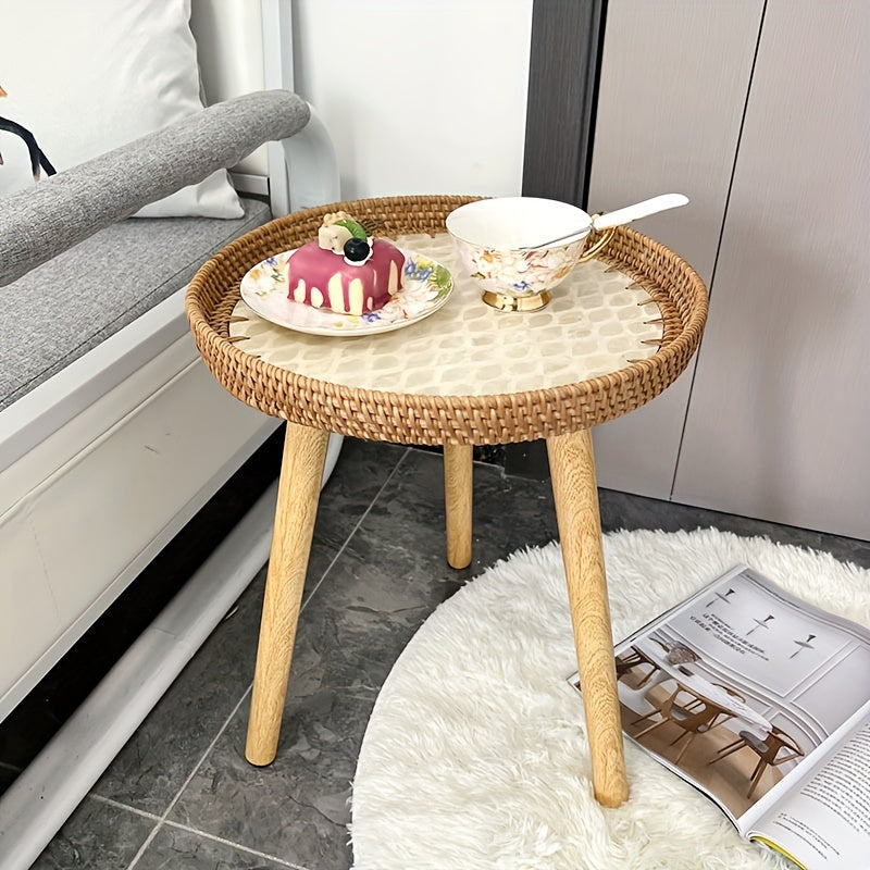 Weißer Raum mit Beistelltisch Elin aus Rattan. Helles, skandinavisches Wohndekor-Möbel.