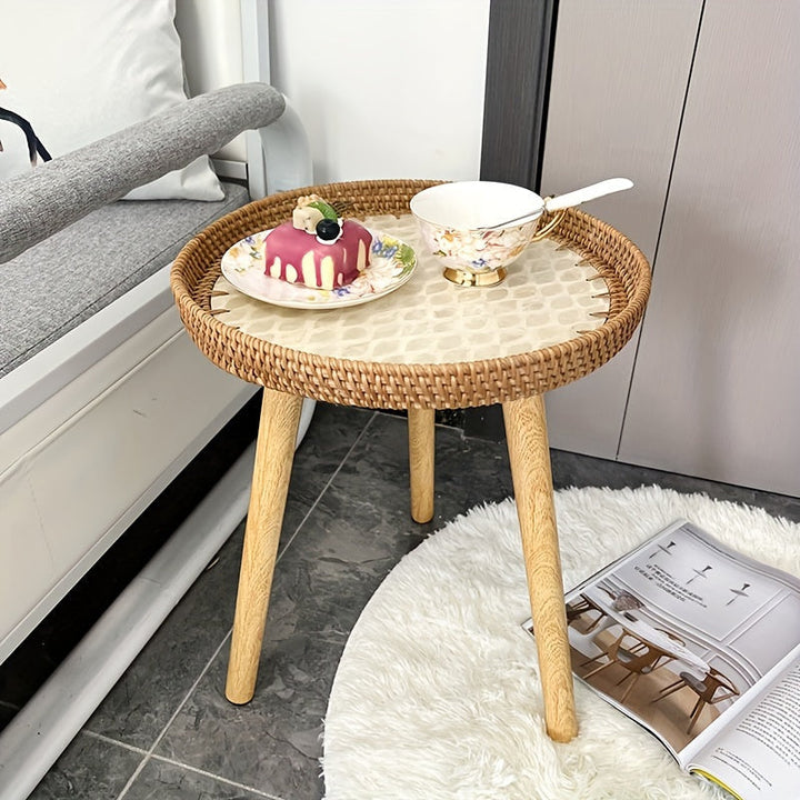 Weißer Raum mit Beistelltisch Elin aus Rattan. Helles, skandinavisches Wohndekor-Möbel.