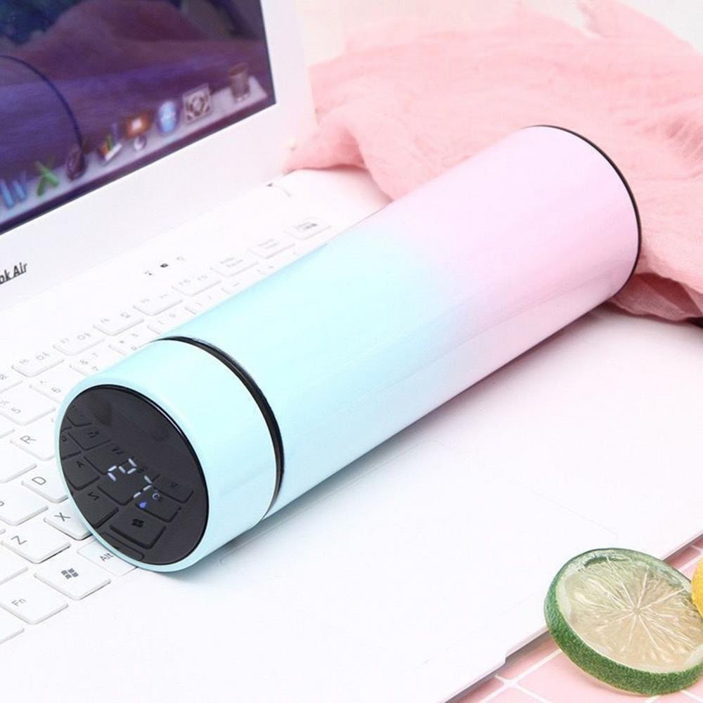 Moderne Edelstahl Trinkflasche mit integriertem LED-Display zeigt die genaue Temperatur. Perfekt isoliert & auslaufsicher.