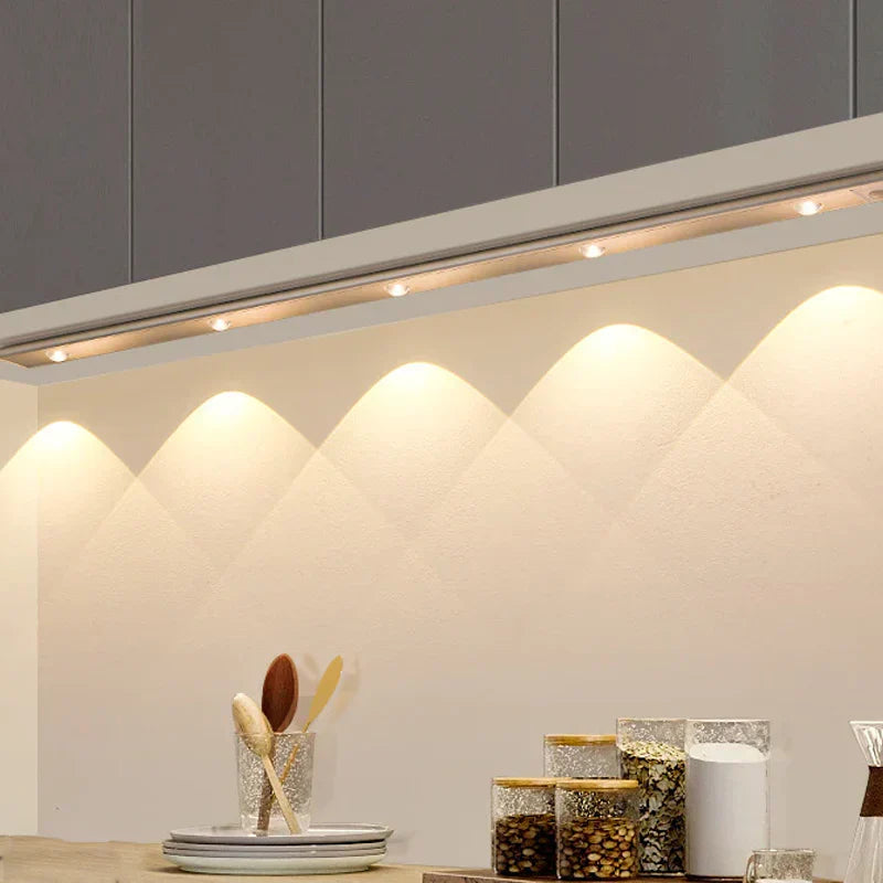Elegante silberne LED-Leiste, kabellos, mit Bewegungssensor für Ambientebeleuchtung im Schrank.