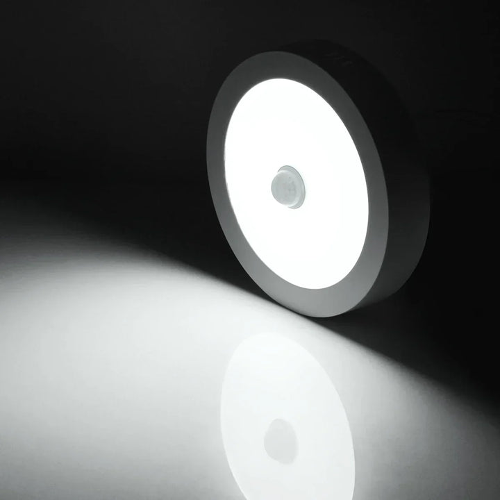 Design-LED-Deckenleuchte aus Aluminium mit Bewegungssensor, perfekt für energiebewusstes Wohnen.