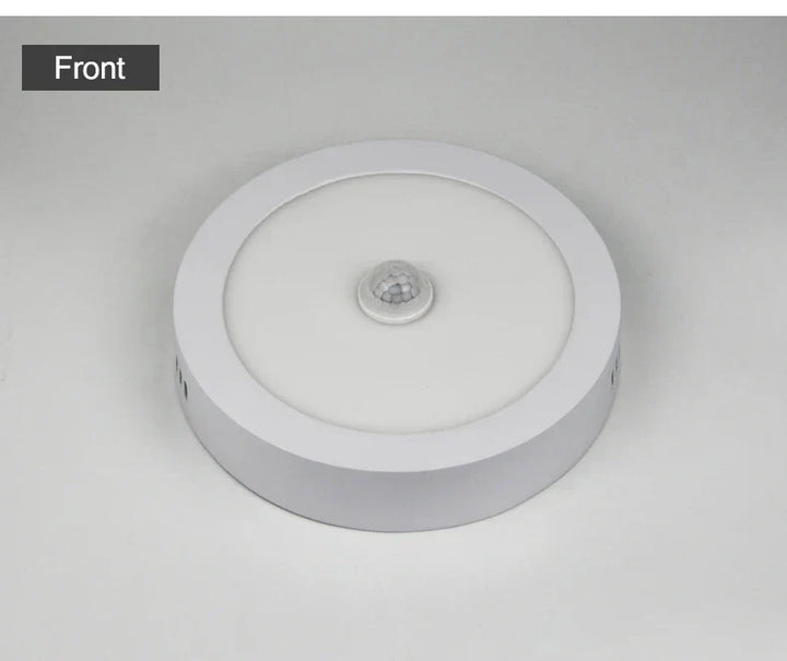 Smart Home kompatible LED-Deckenleuchte mit Bewegungsmelder für automatische Innenbeleuchtung.