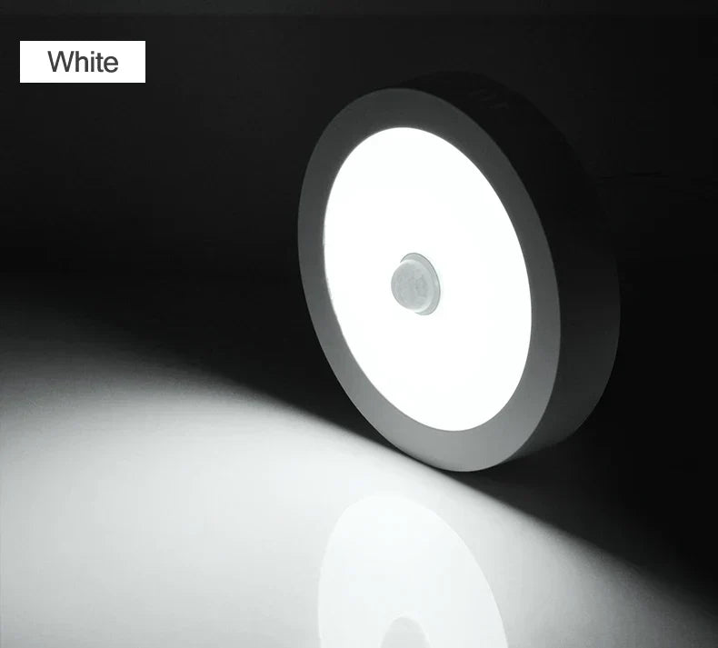 Helle, energieeffiziente LED-Deckenleuchte mit Bewegungsmelder für moderne Innenräume.