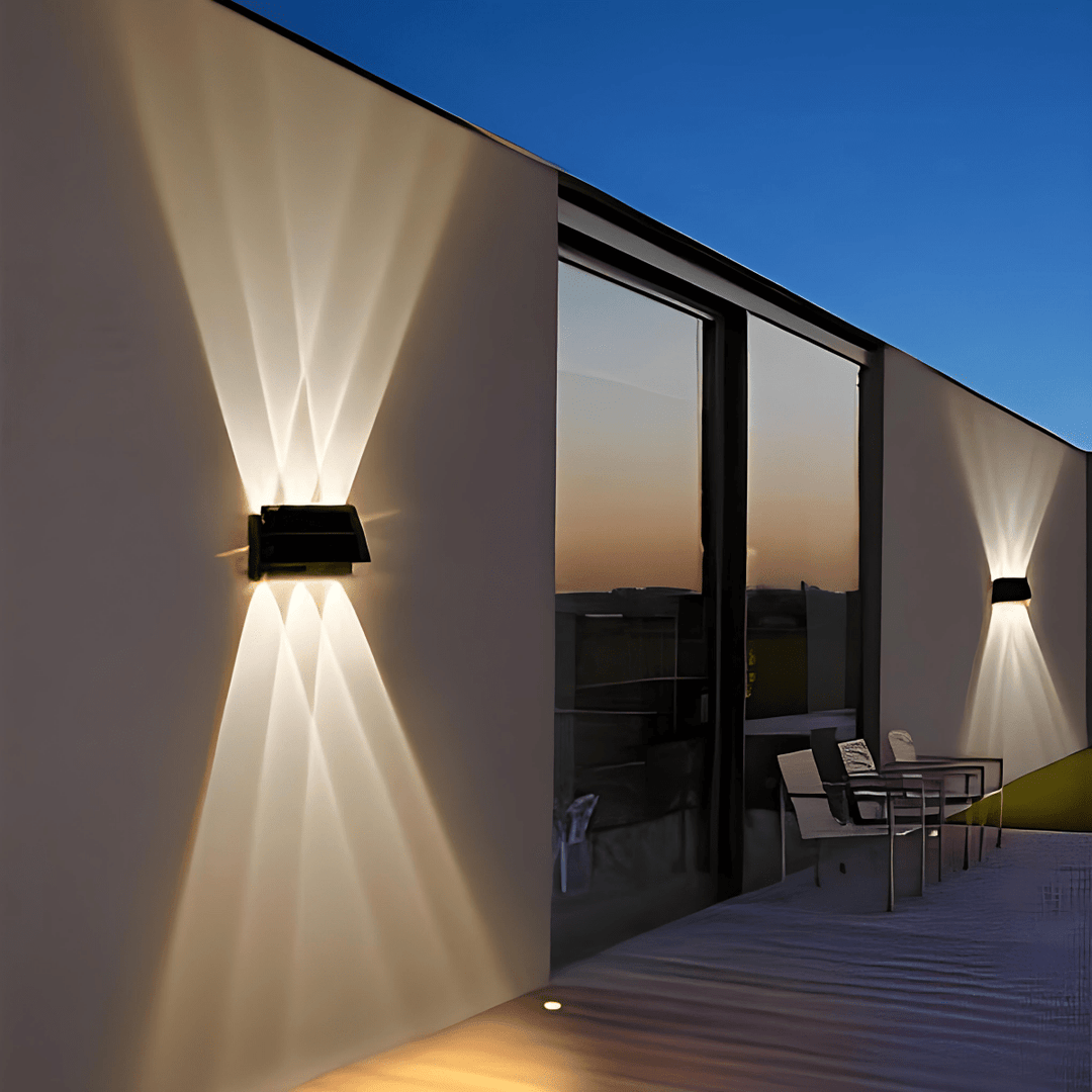 Wetterfeste Solar-Wandleuchte mit Bewegungsmelder und warmweißem LED-Licht, ideal für Garten und Balkon.