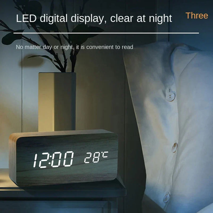 Brauner Holz LED Wecker, digital, modern. Perfekte Tischuhr für das Schlafzimmer mit einfacher Bedienung.