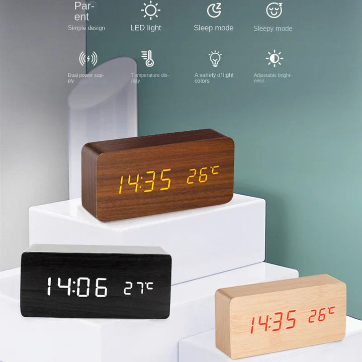 Eleganter schwarzer Holz LED Digitalwecker für Schlafzimmer. Moderne Tischuhr mit klarer Anzeige und Sprachsteuerung.