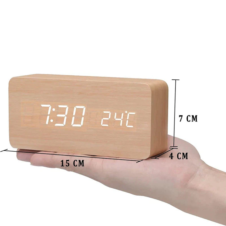 Moderner LED Digitalwecker aus Holz für Schlafzimmer. Elegante Tischuhr in Braun, Schwarz oder Hellbraun.
