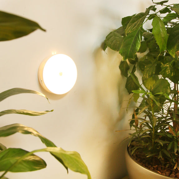 Smartes LED Nachtlicht mit Bewegungssensor für automatische, energieeffiziente Beleuchtung in jedem Zuhause.
