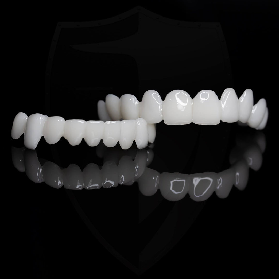 SmileVorm kosmetische Zahnspitzen: natürlich weiße, flexible Veneers für ein attraktives Lächeln.