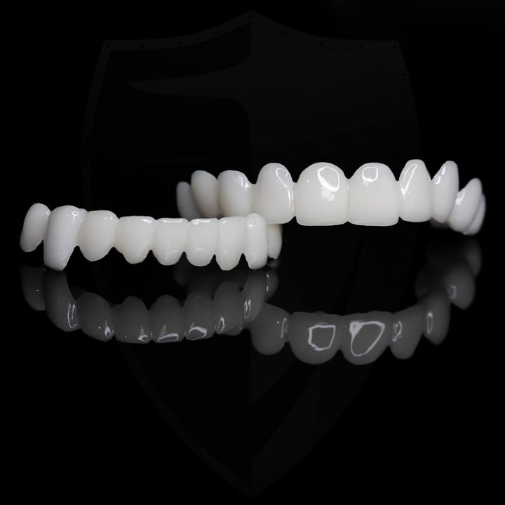 SmileVorm kosmetische Zahnspitzen: natürlich weiße, flexible Veneers für ein attraktives Lächeln.