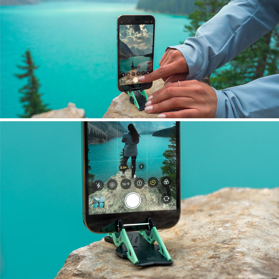 Zusammengeklapptes SnapFold Telefonstativ, ultra-kompakt & leicht; ideal als Reiseaccessoire.